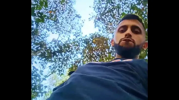 Gros Grosse bite latino non coupée se branlant dehors dans les bois et mangeant son délicieux sperme en faisant attention de ne pas se faire prendre. Que fais-tu si tu me trouves comme ça Tube total
