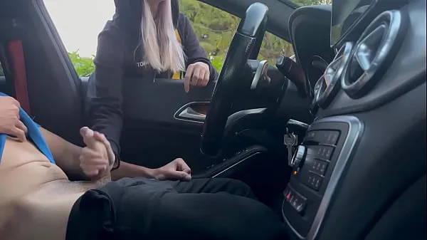 Gros J'attends dans la voiture en train de me branler à la porte du gymnase et une fille m'aide à jouir en public après avoir quitté le gymnase Tube total