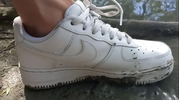 大这个小伙子用他的白色运动鞋 Nike Air Force One AF1 不穿袜子践踏泥土 这段同性恋色情视频是关于男孩在大自然中的恋足癖。 乔恩·阿尔廷 (Jon Arteen) 是一位炙手可热的亚洲双胞胎模特。 这位性感小伙穿着白色运动鞋，Nike Air Force One AF1，没有穿袜子。 没穿袜子的小伙子在脏兮兮的泥巴里玩耍，用脚践踏、跺脚、碾压、发出声音总管