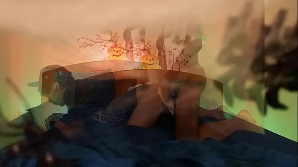 大Halloween 万圣节鬼操一个可爱的情绪化女男，呻吟着，精液深深地射进他紧致的屁眼里 在这段为万圣节制作的同性恋色情视频中，模特乔恩·阿尔廷 (Jon Arteen) 扮演幽灵和情绪化的女同性恋者。 通过电脑上的视频蒙太奇，您可以看到两个透明角色在床上进行同性性行为。 有无套性交、口交、自慰……卧室布置成万圣节主题：白网、黑蜘蛛、杰克南瓜头、绿灯、红灯……还有诡异的配乐总管