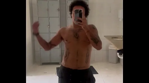 Grande Ftm shows off and plays with hairy pussy at gyms toilet after exercising tubo totale