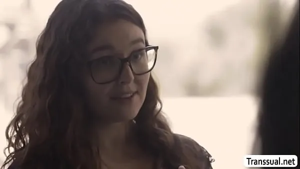 Velká Nerd geek Leana Lovings visits the TS girlfriend of her friend and they start kissing on the that,she lets the TS lick her tight fat pussy to makes it wet before she fucks it so deep and fucking hard trubka celkem