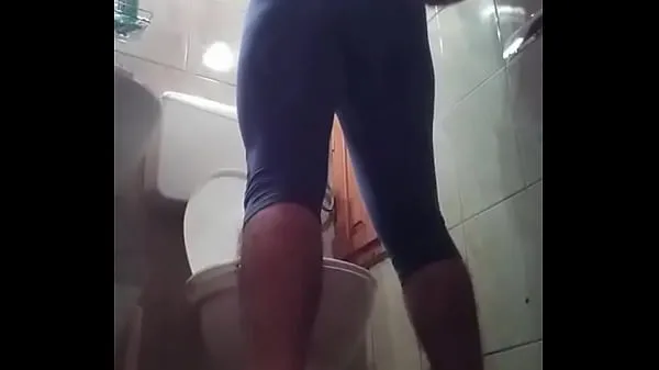 Nagy Sporty guy peeing after training teljes cső