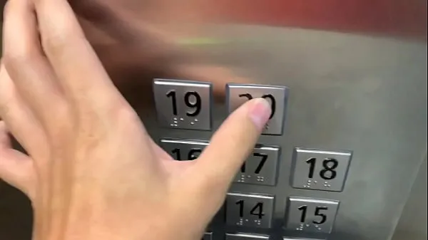 Grande Sexo em público, no elevador com um estranho e eles nos pegam tubo total